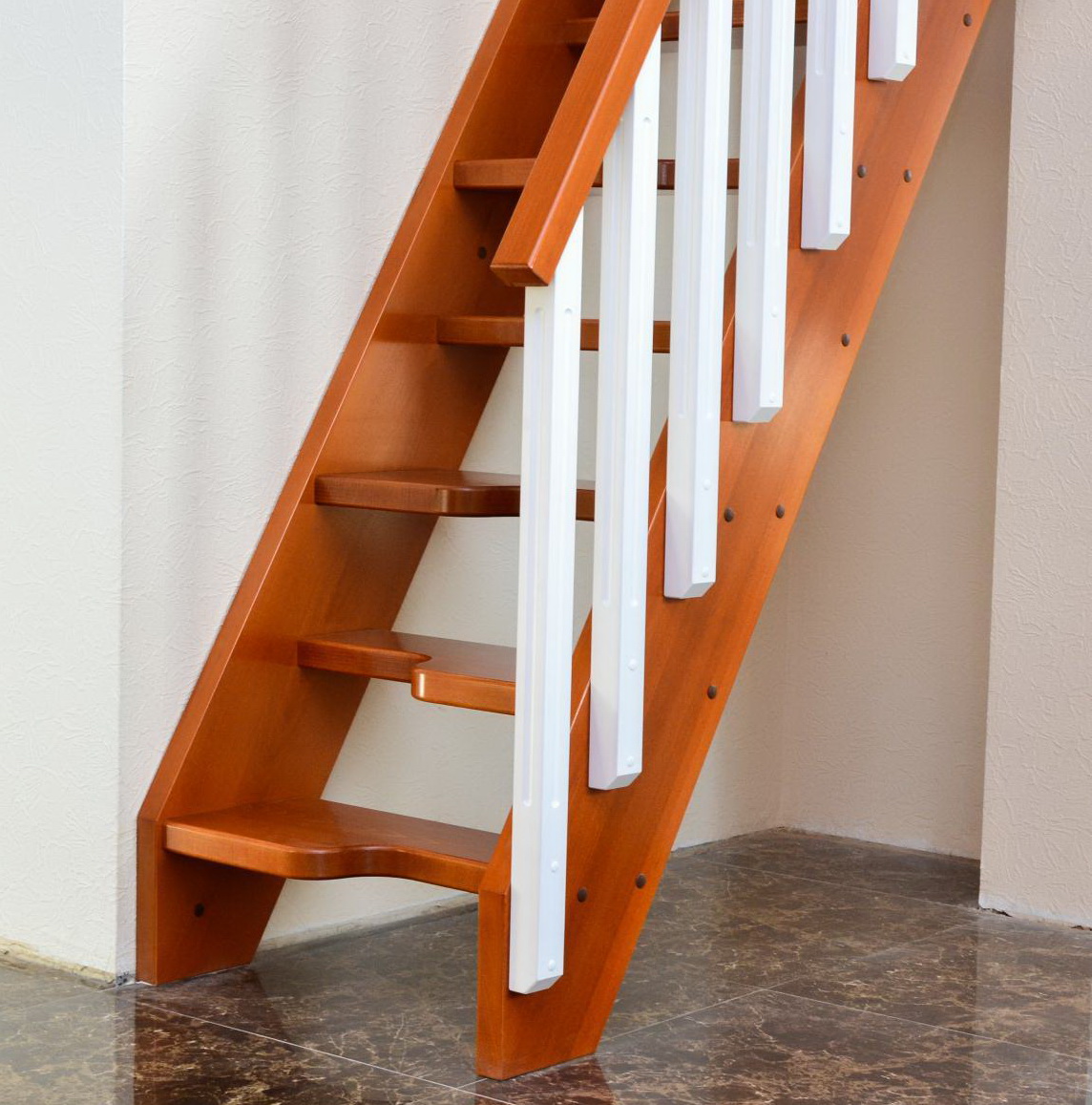 Лестница утиный шаг с забежными ступенями